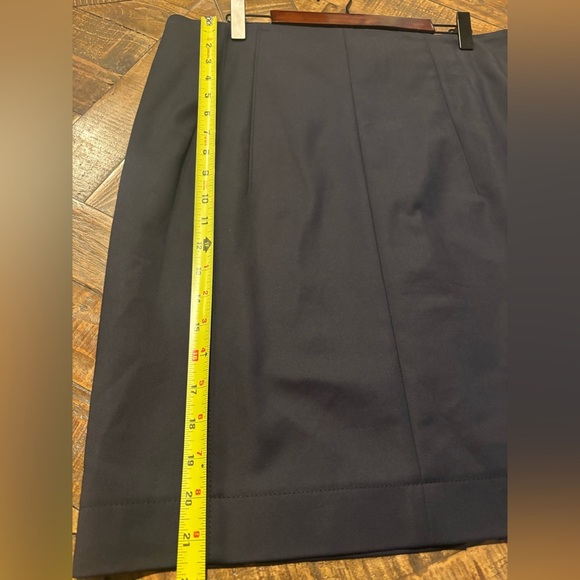 Akris Punto Navy Midi Skirt in size 12. Great condition! Front zip - Picture 14 of 16